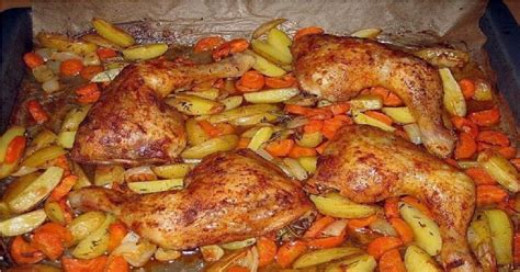 Upečené kuracie stehná so zeleninou na plechu