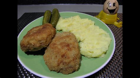 Plech s upečenými kroketami so syrom a vajíčkom, pripravenými na servírovanie.