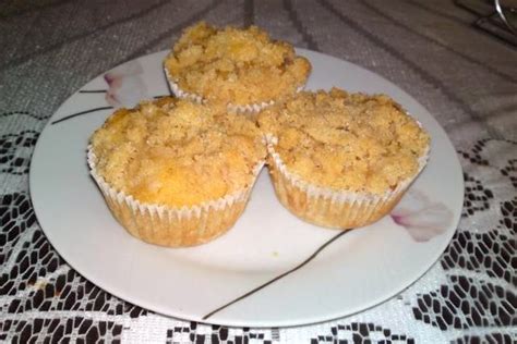Hotové jablkovo-banánové muffiny s posýpkou