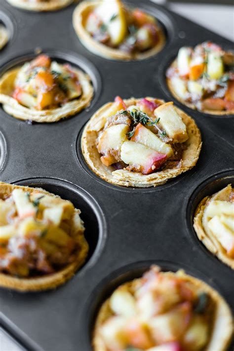 Pripravené syrové košíčky v muffinovej forme