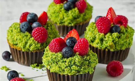 rôzne zdobené muffiny s maslovou plnkou