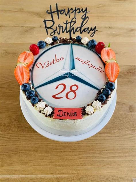 Ukážka torty zdobenej jedlou oblátkou s motívom lietadla