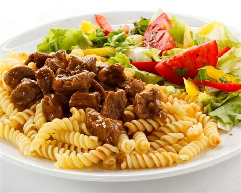 Ingrediencie na hovädzie mäso s cestovinou
