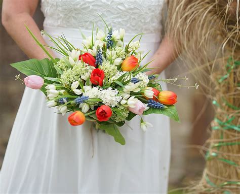 Jarná bielo-červená svadobná torta s tulipánmi