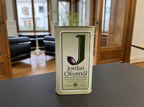 Produktová fotografia kanistra Jordan Olivenöl v retro dizajne