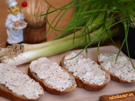 Servírovaná sardinková nátierka s kváskovým chlebom a reďkovkami