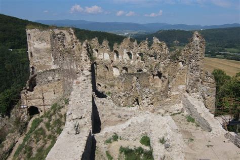Zrúcanina Turnianskeho hradu s výhľadom na okolie
