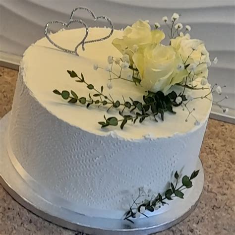Elegantná jednoduchá svadobná torta