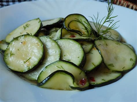 Marinovaná cuketa pripravená na grilovanie
