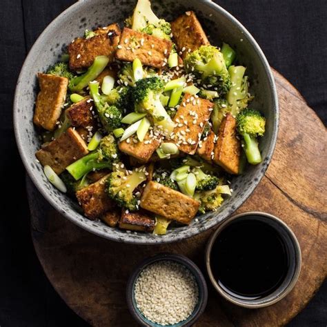 Zmes čerstvých letných zelenín a tofu