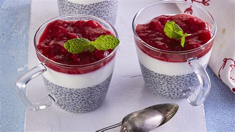 Chia puding s vrstvami malín a kokosovými lupienkami