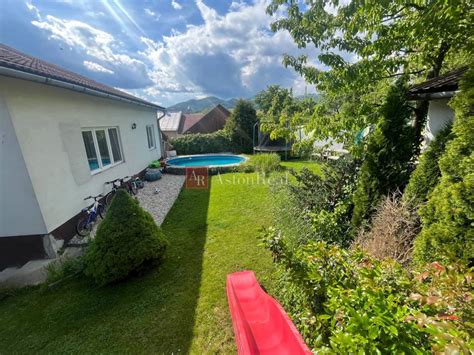 Areál penziónu s jazierkom a altánkom