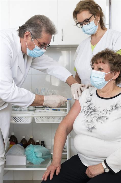 Ilustračná fotografia mladých a starších cukiet