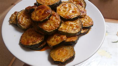 Ilustračná fotografia vyprážanej cukety na panvici