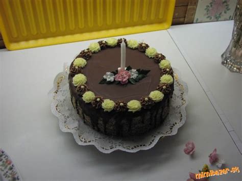 Dekorovaná čokoládovo-orechová torta