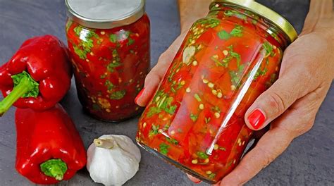 Základné ingrediencie na pečenú papriku s cesnakom: paprika, cesnak, petržlenová vňať, ocot, olej, soľ