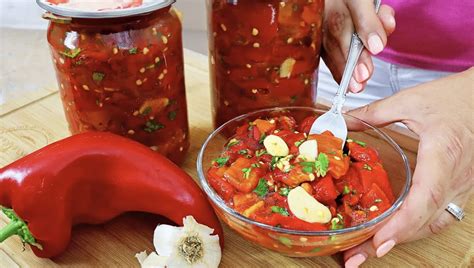 Servírovaná pečená paprika s cesnakom na tanieri