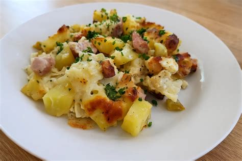 Zapečená krkovička so zemiakmi, slaninou a syrom