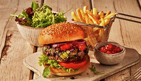 Vegetariánsky burger s cviklou a fazuľou