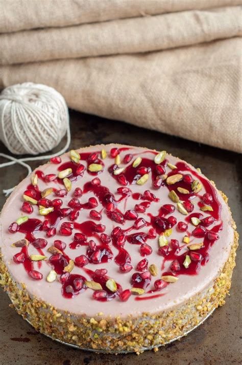 Cheesecake zdobený malinami, čučoriedkami a granátovým jablkom