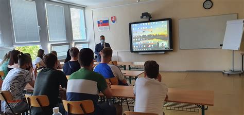 Študenti OA Nitra v modernej učebni s interaktívnou tabuľou