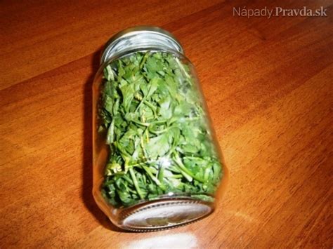 Skladovanie petržlenovej vňate v pohári s vodou