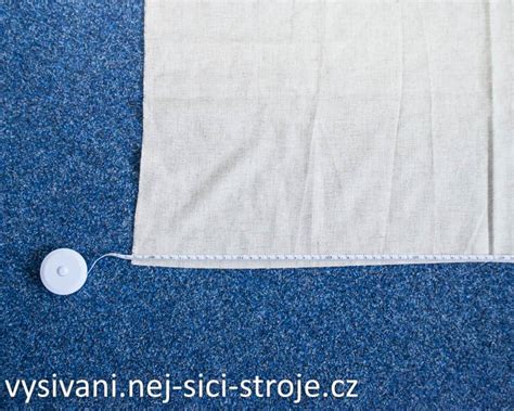Tútor vysvetľujúci látku študentovi