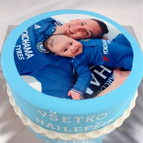 Svadobná torta so striebornými detailmi a jedlým obrázkom
