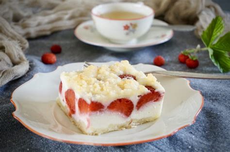 Hotový bezlepkový tvarohový koláč s jahodami