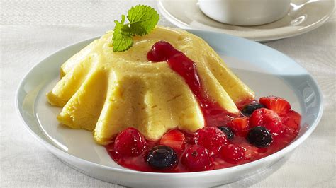 Puding z prášku v miske s ovocnou ozdobou