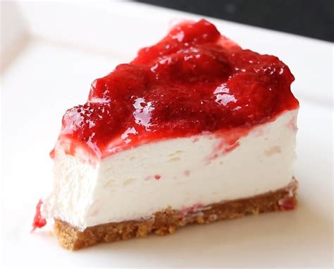 Hotový nepečený jahodový cheesecake s čerstvým ovocím