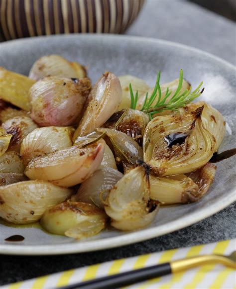 Hotová pečená cibuľa s párkami na tanieri