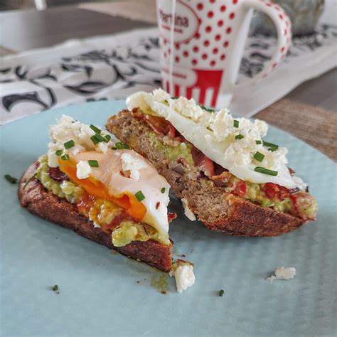 Hotový toast s avokádovou nátierkou a volským okom