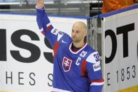 Pavol Demitra sa lúči s fanúšikmi po poslednom zápase