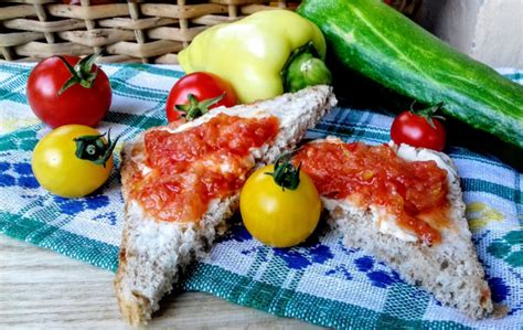 Pestrá paleta detských nátierok na plátkoch zeleniny a chleba