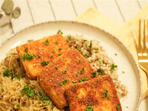 Tanier s dusenou kyslou kapustou a kúskami opekaného tofu