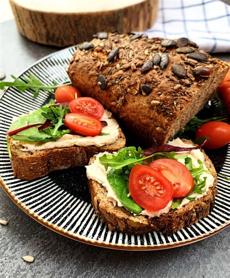 celozrnný knäckebrot so semienkami a oblohou