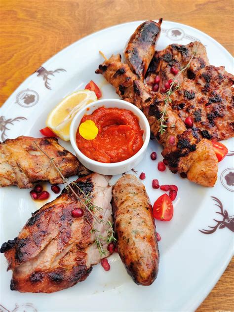 Ilustračná fotografia rôznych grilovaných jedál