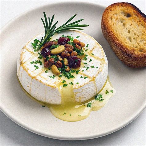 Pečený Camembert s brusnicami a orechmi