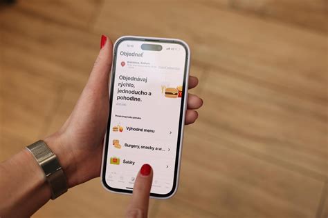 Ľudia objednávajúci jedlo online cez mobilnú aplikáciu
