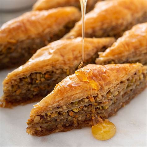 Porcia baklavy bohato posypanej pistáciami