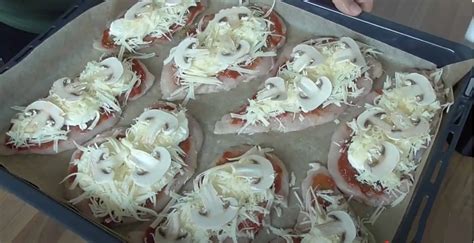 Pizza pečiaca sa v rúre na pizzu