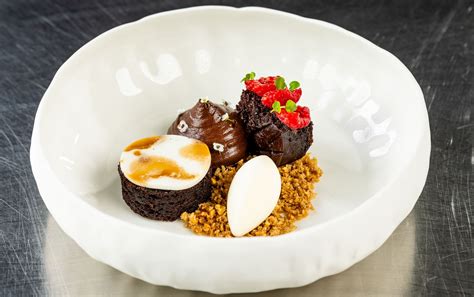 Suroviny na čokoládový mousse a malinové pyré