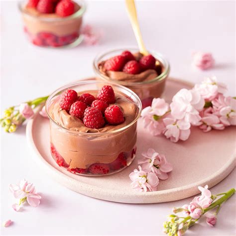 Čokoládový mousse zdobený karamelom a malinami