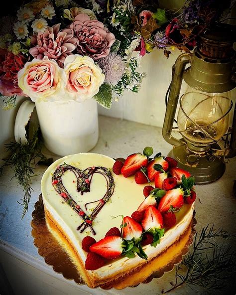 Cheesecake v tvare srdca s malinami a mätou