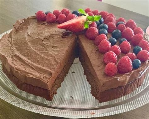Banánová torta bez cukru s čerstvým ovocím