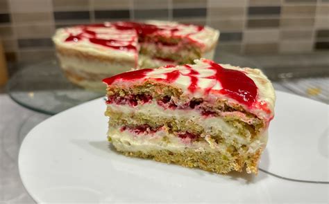 Svieža torta s bazovým želé a bohatou ovocnou výzdobou