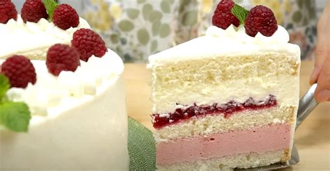 Detail malinových rezov s mascarpone krémom