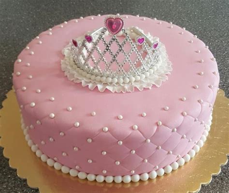 Dievčenská torta s korunkou