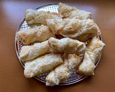 Pečené lístkové cesto zaťažené plechom